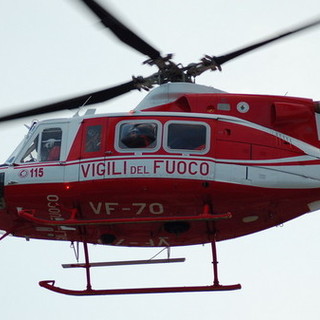 Incendio di bosco a Tovo San Giacomo: intervento dell'elicottero