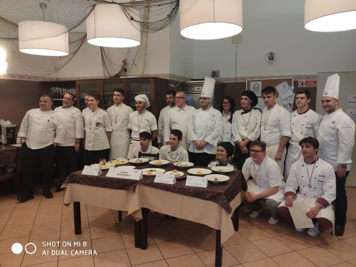 Una bella foto di gruppo per l'evento del 21 gennaio. In fotogallery, i primi 3 piatti classificati (nell'ordine: 1°, 2° e 3°)