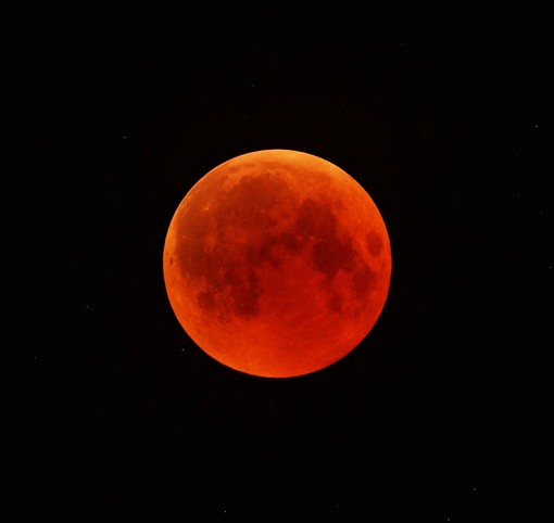 Eclissi totale di Luna, lunedì 16 maggio all'alba occhi al cielo