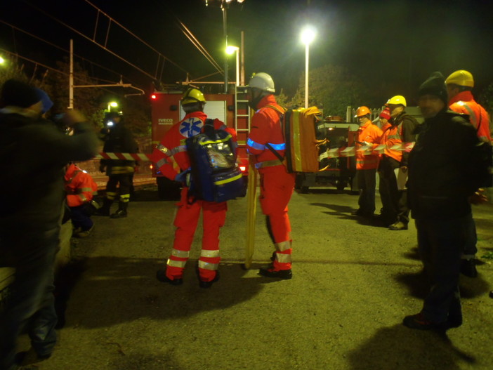 Finale Ligure, nella notte incidente nella galleria del treno, sul posto ambulanze e forze dell'ordine, ma è un'esercitazione Finale Ligure, nella notte incidente nella galleria del treno, sul posto ambulanze e forze dell'ordine, ma è un'esercitazione