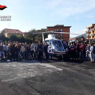 Loano: progetto “Cultura della legalita”. Gli alunni della scuola secondaria Mazzini-Ramella “incontrano” l’elicottero dei carabinieri