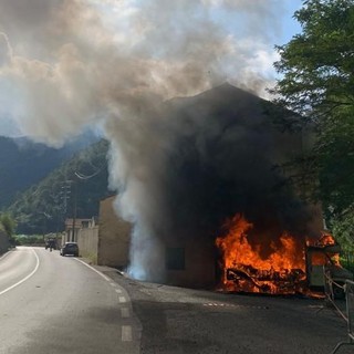 Zuccarello, esplode il serbatoio di un camper: portone della chiesa in fiamme, danneggiati i vetri (FOTO)