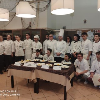 Una bella foto di gruppo per l'evento del 21 gennaio. In fotogallery, i primi 3 piatti classificati (nell'ordine: 1°, 2° e 3°)