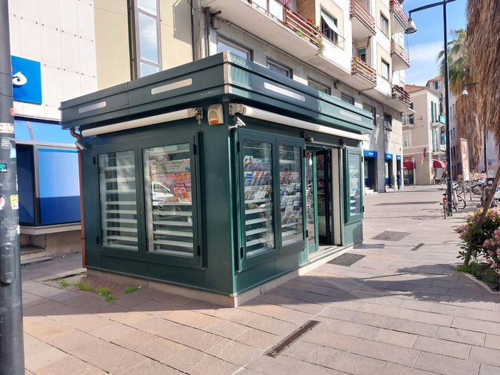 Savona, chiude la storica edicola di Piazza Saffi. Alessio Bresci: "Ringraziamo chi per 15 anni ci ha scelto ogni singolo giorno" Savona, chiude la storica edicola di Piazza Saffi. Alessio Bresci: "Ringraziamo chi per 15 anni ci ha scelto ogni singolo giorno"