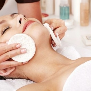 Savona, allarme abusivi tra estetisti ed acconciatori: gli operatori del benessere incontrano i NAS