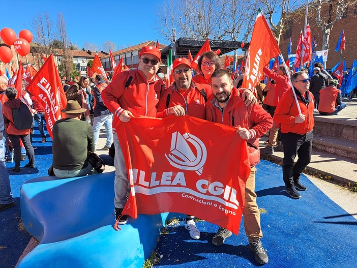 Gli edili liguri in piazza a Torino: "Bisogna garantire la qualità del lavoro e delle imprese" Gli edili liguri in piazza a Torino: "Bisogna garantire la qualità del lavoro e delle imprese"