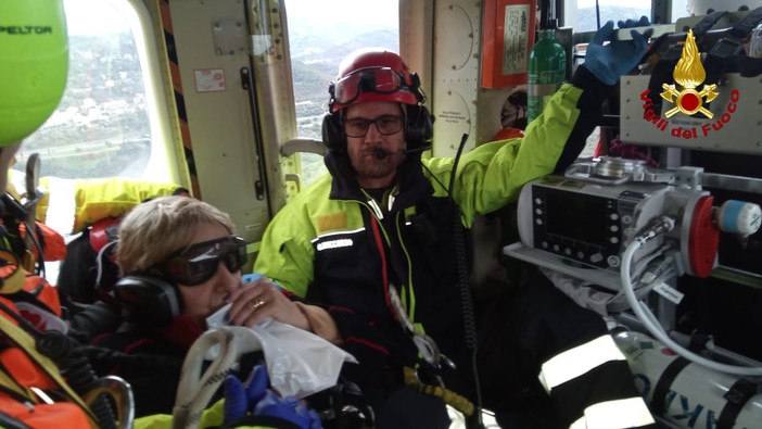 L'elisoccorso Drago in supporto ai vigili del fuoco di Finale per il trasporto di una fungaiola infortunata L'elisoccorso Drago in supporto ai vigili del fuoco di Finale per il trasporto di una fungaiola infortunata