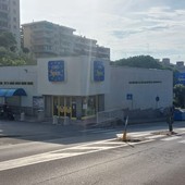 Savona, minaccia con un coltello la cassiera: rapina all'Eurospin di via Tissoni Savona, minaccia con un coltello la cassiera: rapina all'Eurospin di via Tissoni