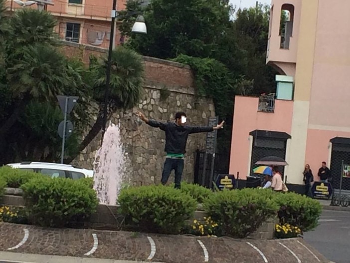 Albenga: vestito dentro la fontana della stazione, straniero dà in escandescenza Albenga: vestito dentro la fontana della stazione, straniero dà in escandescenza