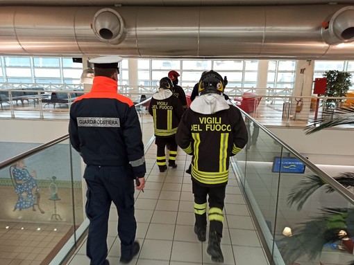 Attacco terroristico per sequestrare la Costa Magica e far esplodere il Palacrociere: esercitazione della Capitaneria di Porto e dei Vigili del Fuoco (FOTO) Attacco terroristico per sequestrare la Costa Magica e far esplodere il Palacrociere: esercitazione della Capitaneria di Porto e dei Vigili del Fuoco (FOTO)