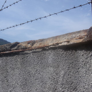 Una vecchia immagine del filo spinato oggi rimosso