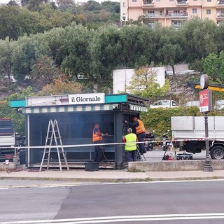 Addio all'edicola di via Genova davanti all'ospedale San Paolo. Sarà smantellata in giornata