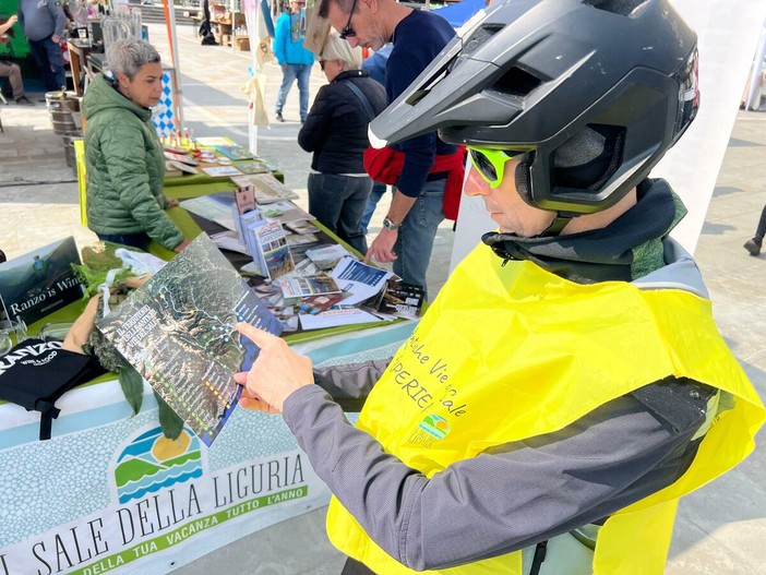 Tra mare e borghi, la Liguria si riscopre in bicicletta: al via le escursioni gratuite sulle Antiche Vie del Sale