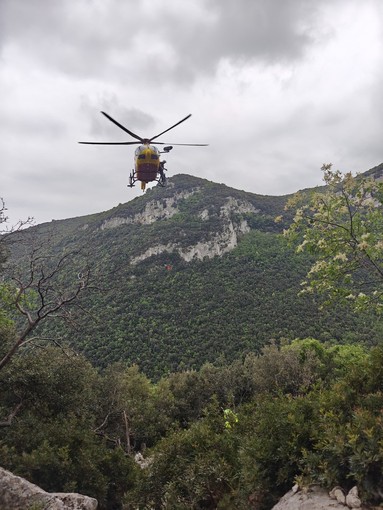 Donna colpita da una pietra in falesia nel Finalese: trauma al bacino
