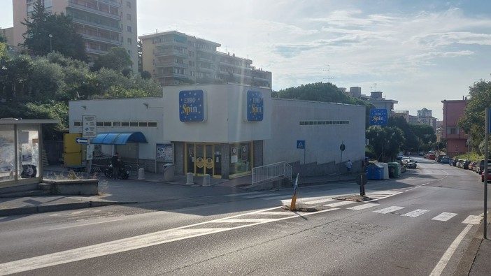 Savona, minaccia con un coltello la cassiera: rapina all'Eurospin di via Tissoni