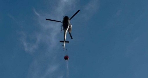 Sassello, ripresi i lanci aerei sull'incendio boschivo in località Giardini