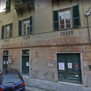 L'ex albergo Roma di piazza Aycardi, a Finalborgo (foto tratta da Google Maps)