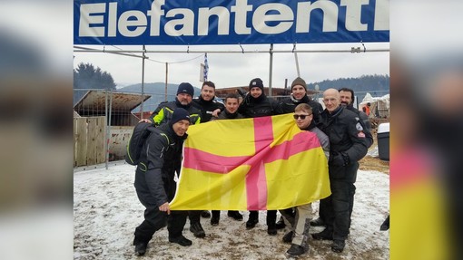 Da Albenga alla Foresta Nera in moto con la bandiera di Albenga, Ezio Fezza: “Un gesto di riconoscenza per il sindaco”