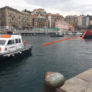Barca a fuoco  e sversamento di idrocarburi in porto a Savona, ma è una esercitazione antincendio (FOTO e VIDEO)