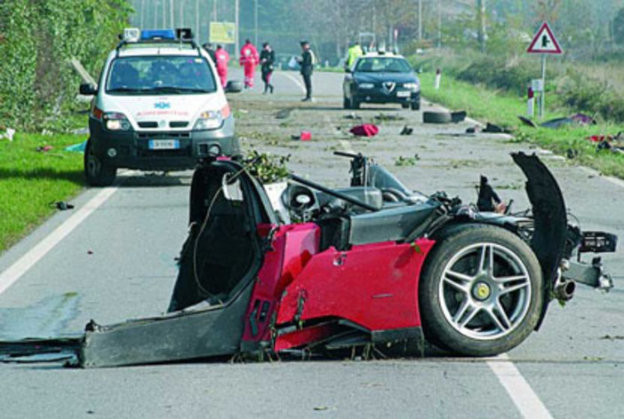 Ferrari si schianta all'altezza di Altare: chiusa l'autostrada Ferrari si schianta all'altezza di Altare: chiusa l'autostrada