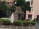 Albenga: vestito dentro la fontana della stazione, straniero dà in escandescenza