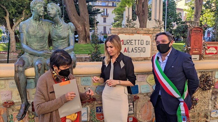 Alassio, una nuova "miss" per il Muretto: ecco la firma di Eleonora Pedron (FOTO e VIDEO) Alassio, una nuova "miss" per il Muretto: ecco la firma di Eleonora Pedron (FOTO e VIDEO)