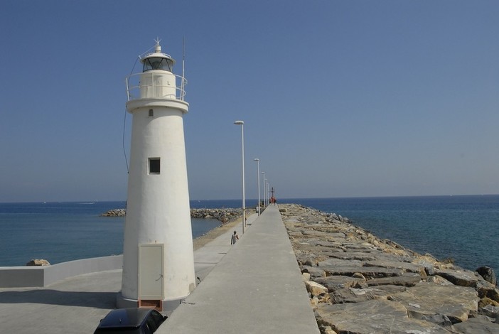 Nascerà ad Albisola la Madonnina votiva al faro bianco di Porto Maurizio: 75 anni fa il direttore dei lavori si salvò miracolosamente dall'annegamento