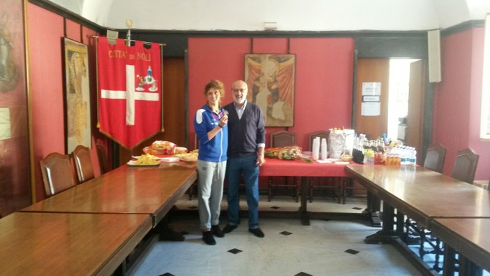 La sincronette savonese Linda Cerruti conquista tre bronzi agli Europei: grande festa a Noli, il castello si tinge del tricolore