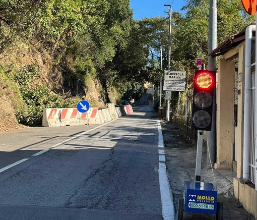 Frana tra via Gentile e via Genova: scatta il senso unico alternato con il semaforo