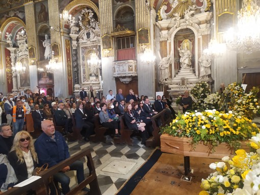 Folla per l'ultimo saluto a Franco Gatti: "Hai preso la chitarra e hai suonato per noi, grazie Franco" (Foto e video) Folla per l'ultimo saluto a Franco Gatti: "Hai preso la chitarra e hai suonato per noi, grazie Franco" (Foto e video)
