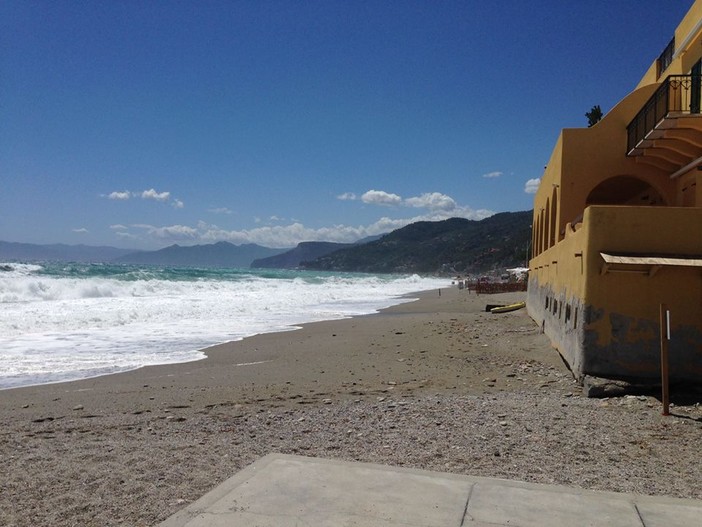 Mareggiata a Finale Ligure, l'assessore Guzzi: "Abbiamo avuto qualche danno, ma la situazione è sotto controllo" (VIDEO)