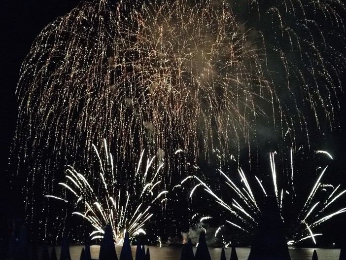 Fuochi d'artificio a Finale, categorie unite nel sostegno economico: oltre ai Balneari contributo anche dagli albergatori