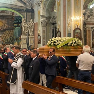Laigueglia, folla per l’ultimo saluto a Silvano Montaldo alla chiesa di San Matteo Laigueglia, folla per l’ultimo saluto a Silvano Montaldo alla chiesa di San Matteo