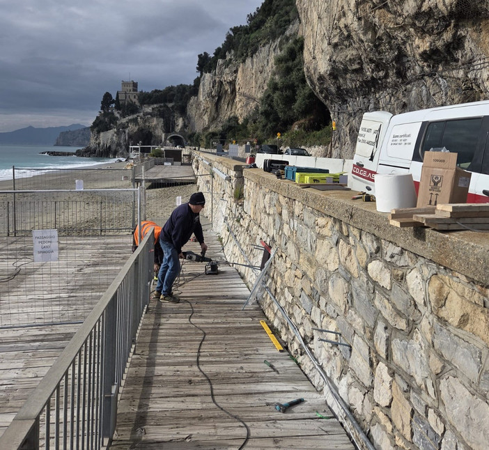 Finale, lavori alla passerella di Castelletto: adeguati gli ancoraggi, a metà febbraio valutazioni sull'area cantiere sull'Aurelia