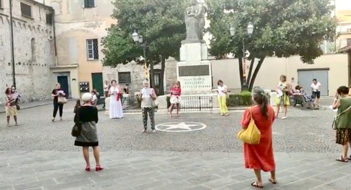 “Ora basta!” contro gli uomini che uccidono le donne, ad Albenga la protesta si tinge di rosa “Ora basta!” contro gli uomini che uccidono le donne, ad Albenga la protesta si tinge di rosa