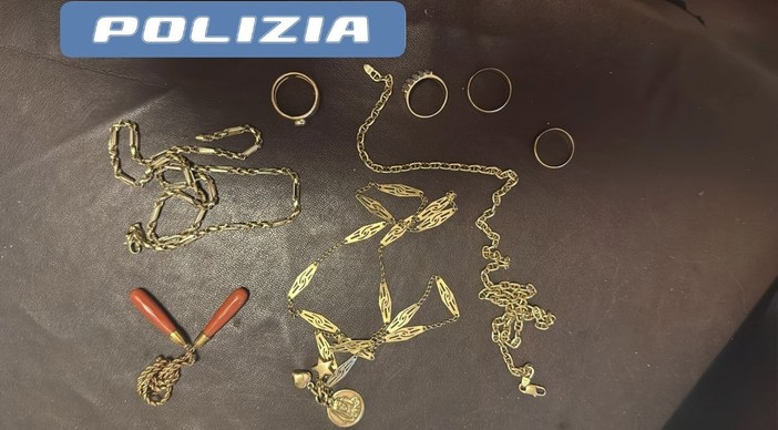 Finto carabiniere truffa una 90enne: arrestato, recuperati gioielli per 10mila euro Finto carabiniere truffa una 90enne: arrestato, recuperati gioielli per 10mila euro