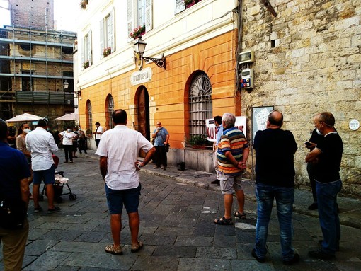 "Cittadini stanchi": un flash mob davanti al Comune per salvare l'ospedale di Albenga