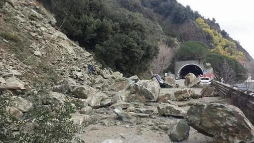 Frana di Arenzano, il sindaco spera di riaprire domani la via Aurelia