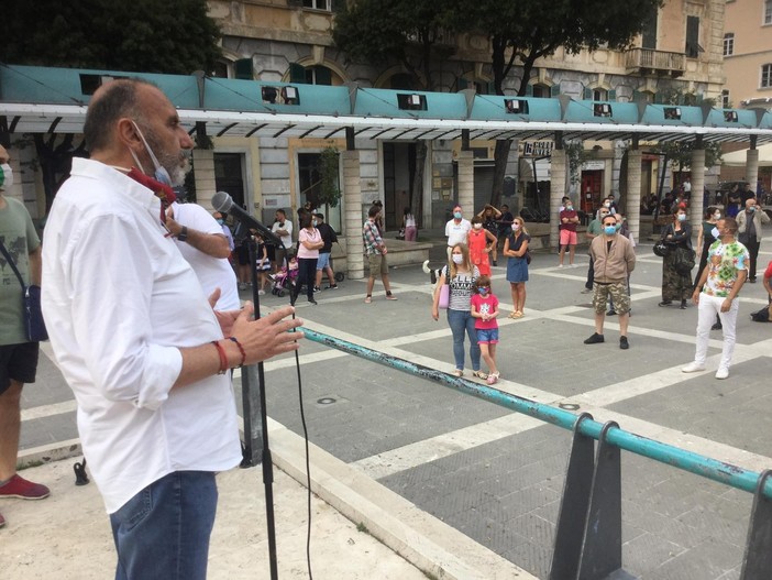 Savona, discoteche e sale da ballo scendono in piazza per far sentire la loro voce Savona, discoteche e sale da ballo scendono in piazza per far sentire la loro voce