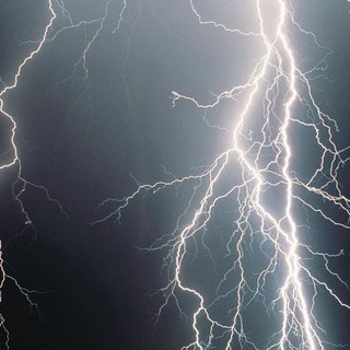 Fulmine causa un principio di incendio a Colla Micheri