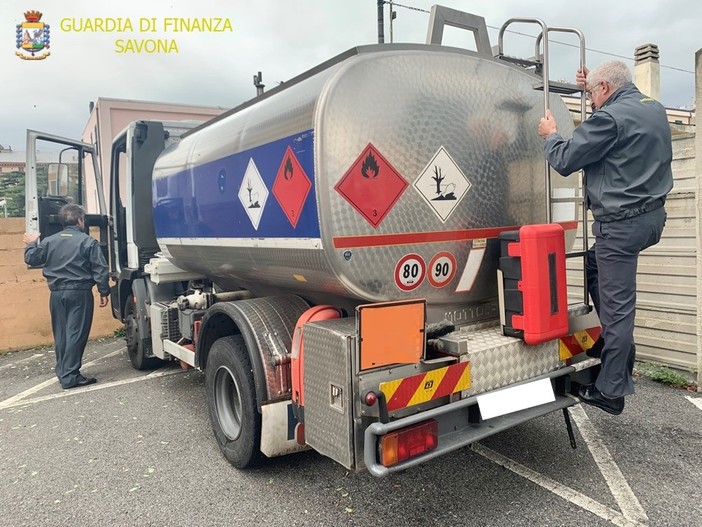 10 mila litri di gasolio e bombole Gpl: maxi sequestro della Guardia di Finanza in sette depositi abusivi