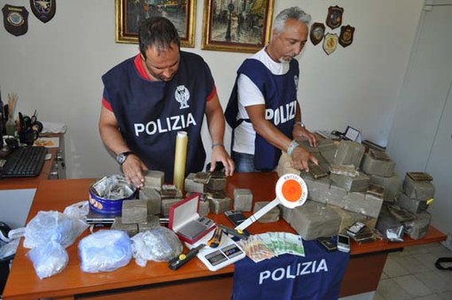 50 kg di hashish e 1 di coca: arrestati dalla Squadra Mobile 50 kg di hashish e 1 di coca: arrestati dalla Squadra Mobile