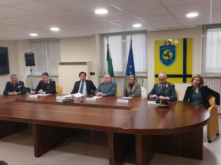 "Patto per Savona Sicura", firmato il documento per incrementare la sicurezza: lotta alla mala movida, l'abusivismo e il disagio giovanile "Patto per Savona Sicura", firmato il documento per incrementare la sicurezza: lotta alla mala movida, l'abusivismo e il disagio giovanile