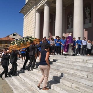 Imperia: una folla commossa al duomo di Porto Maurizio per l'ultimo saluto al 19enne Rafael Baroni