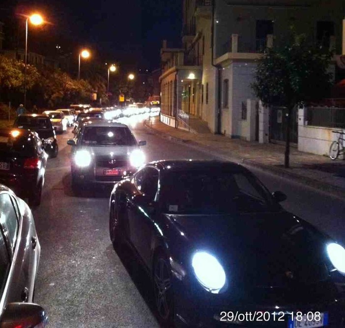 Alassio, Traffico in tilt per l’inversione di Via Dante. Code chilometriche, via Dante deserta… Alassio, Traffico in tilt per l’inversione di Via Dante. Code chilometriche, via Dante deserta…