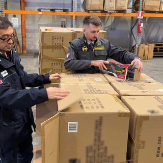 Sequestrati 720 modellini in miniatura di elicotteri contraffatti con la livrea della Guardia di Finanza Sequestrati 720 modellini in miniatura di elicotteri contraffatti con la livrea della Guardia di Finanza