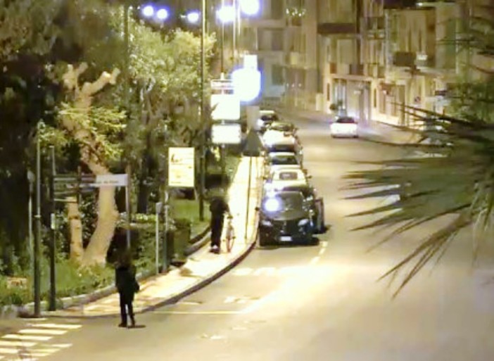 La colpisce alle spalle e le strappa la borsa: rapinatore rintracciato grazie al sistema di videosorveglianza