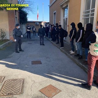 A piedi lungo la via Aurelia: la Guardia di Finanza ferma undici irregolari a Vado Ligure