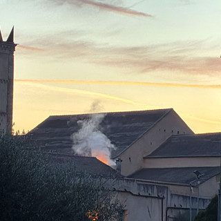 Incendio ai Chiostri di Santa Caterina in Finalborgo, ma era solo un effetto ottico: falso allarme per i Vigili del Fuoco