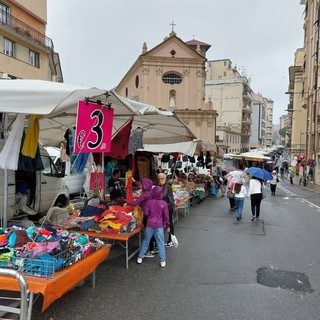 Savona, la pioggia non frena la tanto attesa fiera di Santa Rita (FOTO)